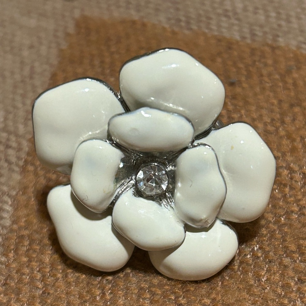 Boho Beachy Chunky enameled White Floral stretch elasticized cocktail ring